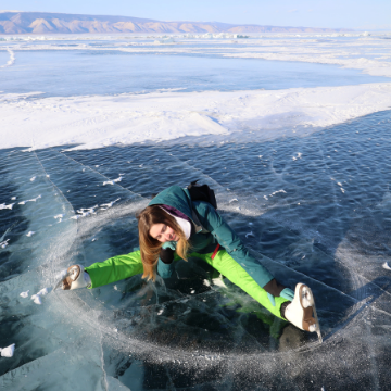 Glisser en patins à glace sur la glace du Baïkal