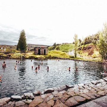 Bath in mineral springs in Pearl village